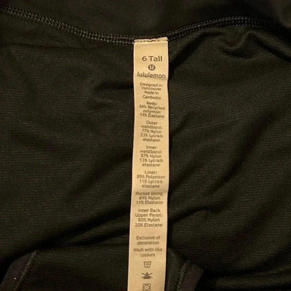 Lululemon Short Shorts with Back Pocket Size 6 Tall - Picture 6 of 6